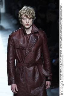 A model displays a creation for Bottega Veneta men s Fall-Winter 2016-2017 collection during Milan Fashion Week in Milan, Italy, on Jan. 17, 2016. ) ITALY-MILAN-BOTTEGA VENETA-FASHION WEEK jinxyu 