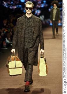 Milan Men s Fashion Week - Etro Modenschau Milan Men s Fashion Week Fall Winter 2016 2017. 2016 2017. Etro Fashion Show  SimonaxChioccia_Fotosicki