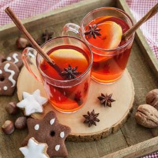 Heisser Punsch mit Apfel und Zimt  1079702792