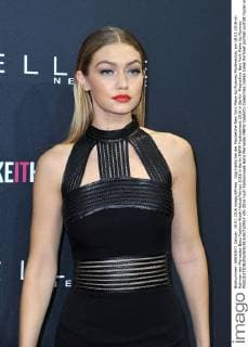 Gigi Hadid bei der Maybelline New York Make-Up Runway Modenschau am 18.01.2016 im Rahmen der Mercedes-Benz Fashion Week Herbst Winter 2016 in Berlin MBFW Fashionweek 2016 in Berlin- Maybelline New York Make-Up Runway 