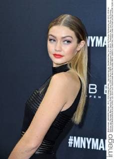 Gigi Hadid bei der Maybelline New York Make-Up Runway Modenschau am 18.01.2016 im Rahmen der Mercedes-Benz Fashion Week Herbst Winter 2016 in Berlin MBFW Fashionweek 2016 in Berlin- Maybelline New York Make-Up Runway 