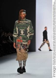 Ein Model auf dem Laufsteg bei der Sadak Modenschau am 19.01.2016 im Rahmen der Mercedes-Benz Fashion Week Herbst Winter 2016 in Berlin MBFW Fashionweek 2016 in Berlin- Sadak Modenschau 