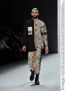 Ein Model auf dem Laufsteg bei der Sadak Modenschau am 19.01.2016 im Rahmen der Mercedes-Benz Fashion Week Herbst Winter 2016 in Berlin MBFW Fashionweek 2016 in Berlin- Sadak Modenschau 