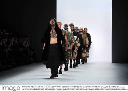 Modesl auf dem Laufsteg bei der Sadak Modenschau am 19.01.2016 im Rahmen der Mercedes-Benz Fashion Week Herbst Winter 2016 in Berlin MBFW Fashionweek 2016 in Berlin- Sadak Modenschau 