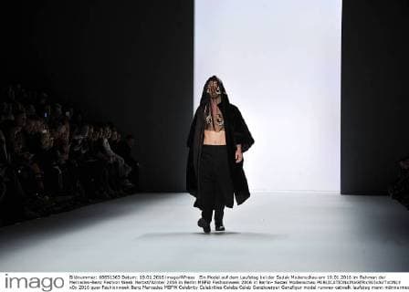 Ein Model auf dem Laufsteg bei der Sadak Modenschau am 19.01.2016 im Rahmen der Mercedes-Benz Fashion Week Herbst Winter 2016 in Berlin MBFW Fashionweek 2016 in Berlin- Sadak Modenschau 