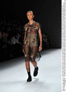 Ein Model auf dem Laufsteg bei der Sadak Modenschau am 19.01.2016 im Rahmen der Mercedes-Benz Fashion Week Herbst Winter 2016 in Berlin MBFW Fashionweek 2016 in Berlin- Sadak Modenschau 