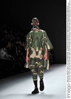 Ein Model auf dem Laufsteg bei der Sadak Modenschau am 19.01.2016 im Rahmen der Mercedes-Benz Fashion Week Herbst Winter 2016 in Berlin MBFW Fashionweek 2016 in Berlin- Sadak Modenschau 