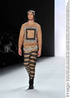 Ein Model auf dem Laufsteg bei der Sadak Modenschau am 19.01.2016 im Rahmen der Mercedes-Benz Fashion Week Herbst Winter 2016 in Berlin MBFW Fashionweek 2016 in Berlin- Sadak Modenschau 