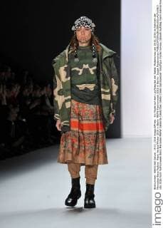 Ein Model auf dem Laufsteg bei der Sadak Modenschau am 19.01.2016 im Rahmen der Mercedes-Benz Fashion Week Herbst Winter 2016 in Berlin MBFW Fashionweek 2016 in Berlin- Sadak Modenschau 