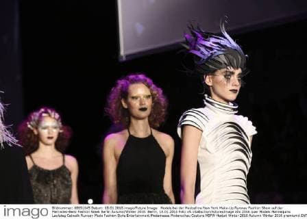 Models bei der Maybelline New York Make-Up Runway Fashion Show auf der Mercedes-Benz Fashion Week Berlin Autumn Winter 2016. Berlin, 18.01.2016 Foto:xS.xGabschx xFuturexImage