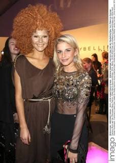 Stefanie Giesinger und Caro Daur bei der Maybelline New York Make-Up Runway Fashion Show auf der Mercedes-Benz Fashion Week Berlin Autumn Winter 2016. Berlin, 18.01.2016 Foto:xS.xGabschx xFuturexImage