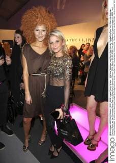 Stefanie Giesinger und Caro Daur bei der Maybelline New York Make-Up Runway Fashion Show auf der Mercedes-Benz Fashion Week Berlin Autumn Winter 2016. Berlin, 18.01.2016 Foto:xS.xGabschx xFuturexImage