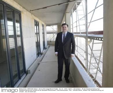 18 . 01 . 2016 , Berlin : Jahresbilanz - PK der Senatsverwaltung fuer Stadtentwicklung und Umwelt auf der Baustelle Graunstrasse Ecke Gleimstrasse . Foto : Andreas Geisel , Senator fuer Stadtentwicklung und Umwelt .