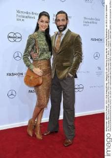Rebecca Mir und Massimo Sinato bei der L.Hoschek Modenschau am 19.01.2016 im Rahmen der Mercedes-Benz Fashion Week Herbst Winter 2016 in Berlin MBFW Fashionweek 2016 in Berlin- L.Hoschek Modenschau 