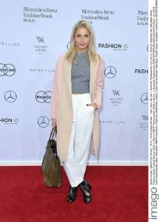 Caro Daur bei der L.Hoschek Modenschau am 19.01.2016 im Rahmen der Mercedes-Benz Fashion Week Herbst Winter 2016 in Berlin MBFW Fashionweek 2016 in Berlin- L.Hoschek Modenschau 