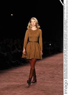 Ein Model auf dem Laufsteg bei der L.Hoschek Modenschau am 19.01.2016 im Rahmen der Mercedes-Benz Fashion Week Herbst Winter 2016 in Berlin MBFW Fashionweek 2016 in Berlin- L.Hoschek Modenschau 