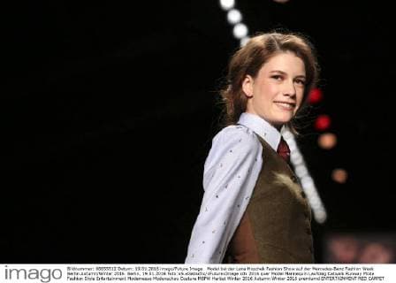 Model bei der Lena Hoschek Fashion Show auf der Mercedes-Benz Fashion Week Berlin Autumn Winter 2016. Berlin, 19.01.2016 Foto:xS.xGabschx xFuturexImage