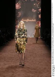 Franziska Knuppe auf dem Catwalk für Label Lena Hoschek bei der MBFW 2016 im Fashion Week Zelt am Brandenburger Tor, Berlin.