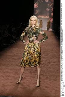 Franziska Knuppe auf dem Catwalk für Label Lena Hoschek bei der MBFW 2016 im Fashion Week Zelt am Brandenburger Tor, Berlin.
