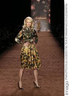 Bilder des Tages Franziska Knuppe auf dem Catwalk für Label Lena Hoschek bei der MBFW 2016 im Fashion Week Zelt am Brandenburger Tor, Berlin.