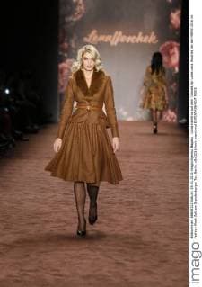 Luisa Hartema auf dem Catwalk für Label Lena Hoschek bei der MBFW 2016 im Fashion Week Zelt am Brandenburger Tor, Berlin.