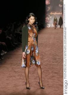 Anuthida Ploypetch auf dem Catwalk für Label Lena Hoschek bei der MBFW 2016 im Fashion Week Zelt am Brandenburger Tor, Berlin.