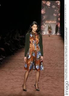 Anuthida Ploypetch auf dem Catwalk für Label Lena Hoschek bei der MBFW 2016 im Fashion Week Zelt am Brandenburger Tor, Berlin.