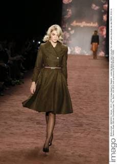 Luisa Hartema auf dem Catwalk für Label Lena Hoschek bei der MBFW 2016 im Fashion Week Zelt am Brandenburger Tor, Berlin.