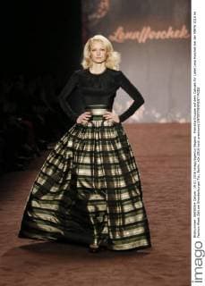 Franzika Knuppe auf dem Catwalk für Label Lena Hoschek bei der MBFW 2016 im Fashion Week Zelt am Brandenburger Tor, Berlin.
