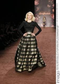 Franzika Knuppe auf dem Catwalk für Label Lena Hoschek bei der MBFW 2016 im Fashion Week Zelt am Brandenburger Tor, Berlin.