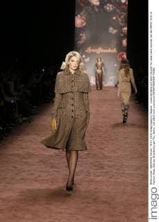 Luisa Hartema auf dem Catwalk für Label Lena Hoschek bei der MBFW 2016 im Fashion Week Zelt am Brandenburger Tor, Berlin.