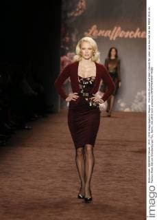 Franziska Knuppe auf dem Catwalk für Label Lena Hoschek bei der MBFW 2016 im Fashion Week Zelt am Brandenburger Tor, Berlin.