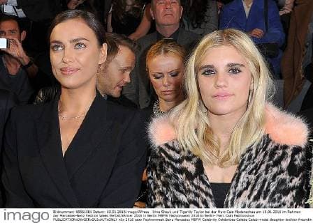 Irina Shayk und Tigerlily Taylor bei der Marc Cain Modenschau am 19.01.2016 im Rahmen der Mercedes-Benz Fashion Week Herbst Winter 2016 in Berlin MBFW Fashionweek 2016 in Berlin- Marc Cain Fashionshow 