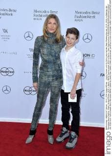 Ursula Karven und ihr Sohn Liam bei der Riani Modenschau am 19.01.2016 im Rahmen der Mercedes-Benz Fashion Week Herbst Winter 2016 in Berlin MBFW Fashionweek 2016 in Berlin- Riani Fashionshow 