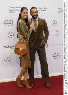 Rebecca Mir und Massimo Sinato - Ankunft zur Lena Hoschek Fashion-Show im Rahmen der Mercedes-Benz Fashion Week Berlin Autumn Winter 2016 am Brandenburger Tor in Berlin am 19.01.2016. Mercedes-Benz Fashion Week Berlin Autumn Winter 2016