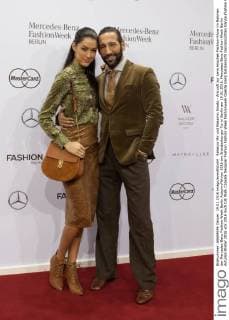Rebecca Mir und Massimo Sinato - Ankunft zur Lena Hoschek Fashion-Show im Rahmen der Mercedes-Benz Fashion Week Berlin Autumn Winter 2016 am Brandenburger Tor in Berlin am 19.01.2016. Mercedes-Benz Fashion Week Berlin Autumn Winter 2016
