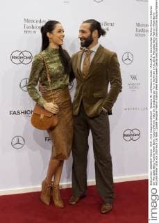 Rebecca Mir und Massimo Sinato - Ankunft zur Lena Hoschek Fashion-Show im Rahmen der Mercedes-Benz Fashion Week Berlin Autumn Winter 2016 am Brandenburger Tor in Berlin am 19.01.2016. Mercedes-Benz Fashion Week Berlin Autumn Winter 2016