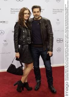 Raphael Vogt und Cathrin - Ankunft zur Lena Hoschek Fashion-Show im Rahmen der Mercedes-Benz Fashion Week Berlin Autumn Winter 2016 am Brandenburger Tor in Berlin am 19.01.2016. Mercedes-Benz Fashion Week Berlin Autumn Winter 2016