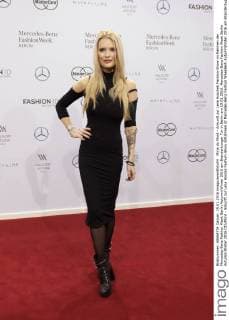 Mirja du Mont - Ankunft zur Lena Hoschek Fashion-Show im Rahmen der Mercedes-Benz Fashion Week Berlin Autumn Winter 2016 am Brandenburger Tor in Berlin am 19.01.2016. Mercedes-Benz Fashion Week Berlin Autumn Winter 2016