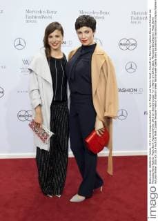 Aylin Tetzel und Jasmin Gerat - Ankunft zur Marc Cain Fashion-Show im Rahmen der Mercedes-Benz Fashion Week Berlin Autumn Winter 2016 am Brandenburger Tor in Berlin am 19.01.2016. Mercedes-Benz Fashion Week Berlin Autumn Winter 2016
