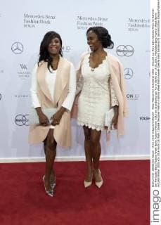 Motsi Mabuse mit Schwester Otlile - Ankunft zur Marc Cain Fashion-Show im Rahmen der Mercedes-Benz Fashion Week Berlin Autumn Winter 2016 am Brandenburger Tor in Berlin am 19.01.2016. Mercedes-Benz Fashion Week Berlin Autumn Winter 2016