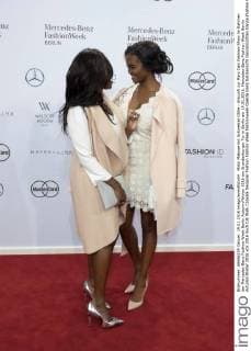 Motsi Mabuse mit Schwester Otlile - Ankunft zur Marc Cain Fashion-Show im Rahmen der Mercedes-Benz Fashion Week Berlin Autumn Winter 2016 am Brandenburger Tor in Berlin am 19.01.2016. Mercedes-Benz Fashion Week Berlin Autumn Winter 2016