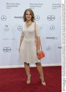 Sonja Gerhardt - Ankunft zur Marc Cain Fashion-Show im Rahmen der Mercedes-Benz Fashion Week Berlin Autumn Winter 2016 am Brandenburger Tor in Berlin am 19.01.2016. Mercedes-Benz Fashion Week Berlin Autumn Winter 2016