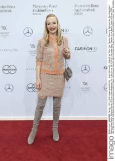 Janin Reinhardt - Ankunft zur Marc Cain Fashion-Show im Rahmen der Mercedes-Benz Fashion Week Berlin Autumn Winter 2016 am Brandenburger Tor in Berlin am 19.01.2016. Mercedes-Benz Fashion Week Berlin Autumn Winter 2016