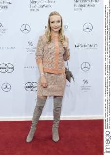 Janin Reinhardt - Ankunft zur Marc Cain Fashion-Show im Rahmen der Mercedes-Benz Fashion Week Berlin Autumn Winter 2016 am Brandenburger Tor in Berlin am 19.01.2016. Mercedes-Benz Fashion Week Berlin Autumn Winter 2016