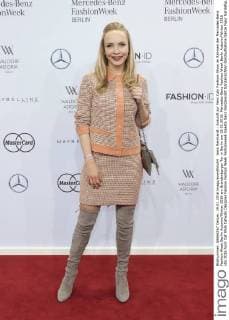 Janin Reinhardt - Ankunft zur Marc Cain Fashion-Show im Rahmen der Mercedes-Benz Fashion Week Berlin Autumn Winter 2016 am Brandenburger Tor in Berlin am 19.01.2016. Mercedes-Benz Fashion Week Berlin Autumn Winter 2016
