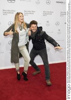 Jana Julie Kilka mit Freund Thore Schoelermann - Ankunft zur Sportalm Fashion-Show im Rahmen der Mercedes-Benz Fashion Week Berlin Autumn Winter 2016 am Brandenburger Tor in Berlin am 19.01.2016. Mercedes-Benz Fashion Week Berlin Autumn Winter 2016