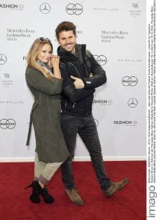 Jana Julie Kilka mit Freund Thore Schoelermann - Ankunft zur Sportalm Fashion-Show im Rahmen der Mercedes-Benz Fashion Week Berlin Autumn Winter 2016 am Brandenburger Tor in Berlin am 19.01.2016. Mercedes-Benz Fashion Week Berlin Autumn Winter 2016