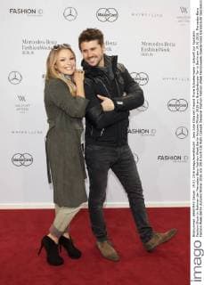 Jana Julie Kilka mit Freund Thore Schoelermann - Ankunft zur Sportalm Fashion-Show im Rahmen der Mercedes-Benz Fashion Week Berlin Autumn Winter 2016 am Brandenburger Tor in Berlin am 19.01.2016. Mercedes-Benz Fashion Week Berlin Autumn Winter 2016