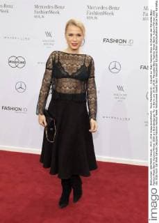 Nova Meierhenrich - Ankunft zur Riani Fashion-Show im Rahmen der Mercedes-Benz Fashion Week Berlin Autumn Winter 2016 am Brandenburger Tor in Berlin am 19.01.2016. Mercedes-Benz Fashion Week Berlin Autumn Winter 2016